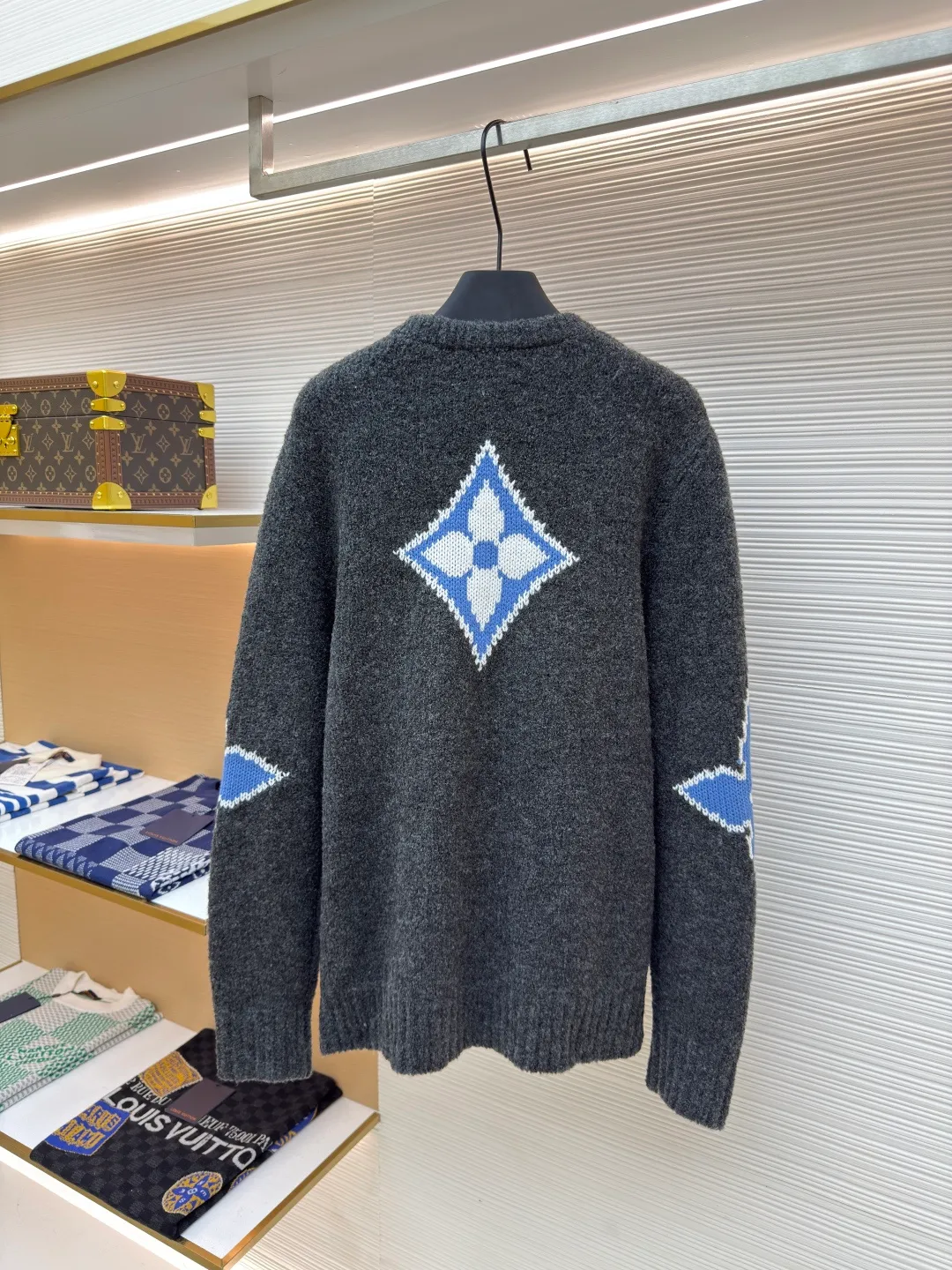 LOUIS VUITTON ski clover sweater ●Authentic product: purchased and developed for 12800 ●Item number: 1680305-A85 ●Fabric: wool blended fabric ●Technology: knitting ●Version: fitted version ●Weight: about 580 grams ●Size: XS-S-M-L ●Description: The wool is colored and dyed according to the 1:1 ratio of the original loop yarn. It is woven using a German 3.5G imported machine. The wool is hanged with a single-sided intarsia structure based on the original version. The flower pattern intarsia of the entire dress requires a full 16 sand spits. It is extremely heavy-duty, and the wool is put on the machine. It took two days to adjust the machine before it could be installed on a machine. There were 4 wools in a single spit and 64 wools in 16 spits. The threads were densely packed. One machine could only knit 4 pieces of clothing a day. If the wool for 1,000 pieces of clothing was prepared, it was estimated that it could only produce 800 finished products. The scrap rate was extremely high. The overall wiring is straight and delicate, the fabric is comfortable and soft, and the color is consistent without color difference. It can be matched with the same style to create a fashionable look and control various occasions. Customized accessories, complete with three standards, same style for men and women!